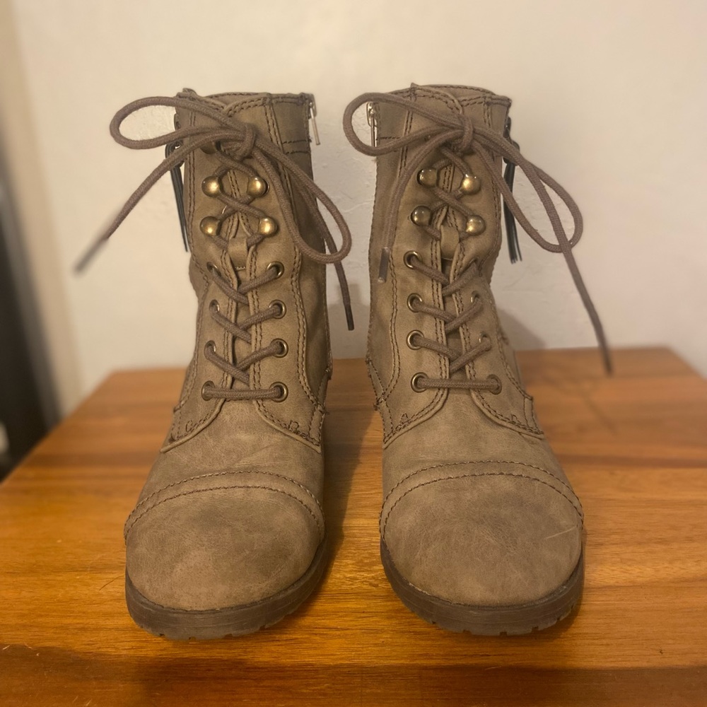 Tan/Beige shirt heel lace up dual zipper boots